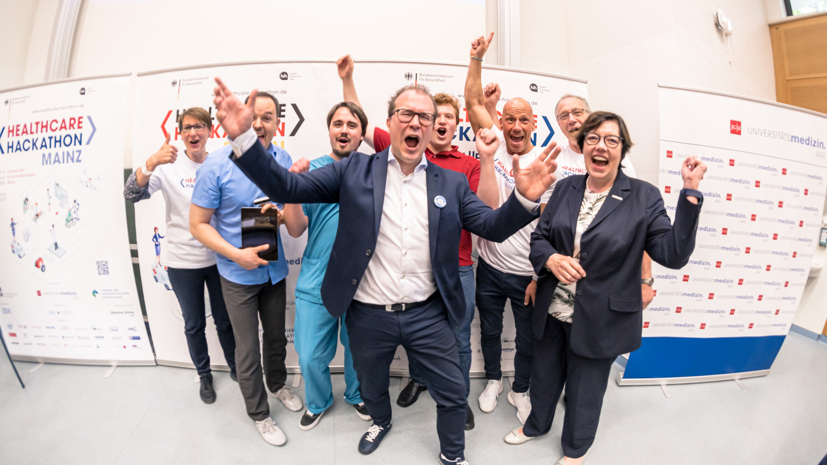 Dr. Elsner, CFO der Unimedizin Mainz, und sein Team