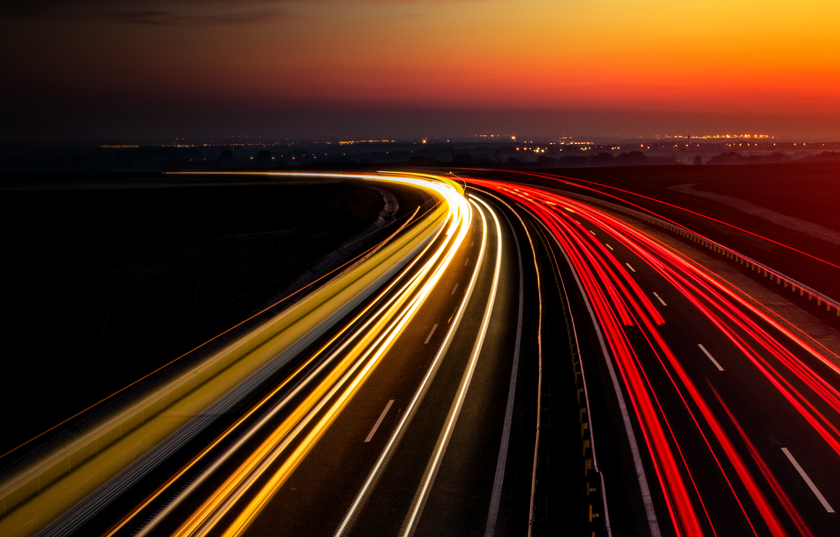 Fullwidth technologie und innovation starße bei nacht erleuchtet