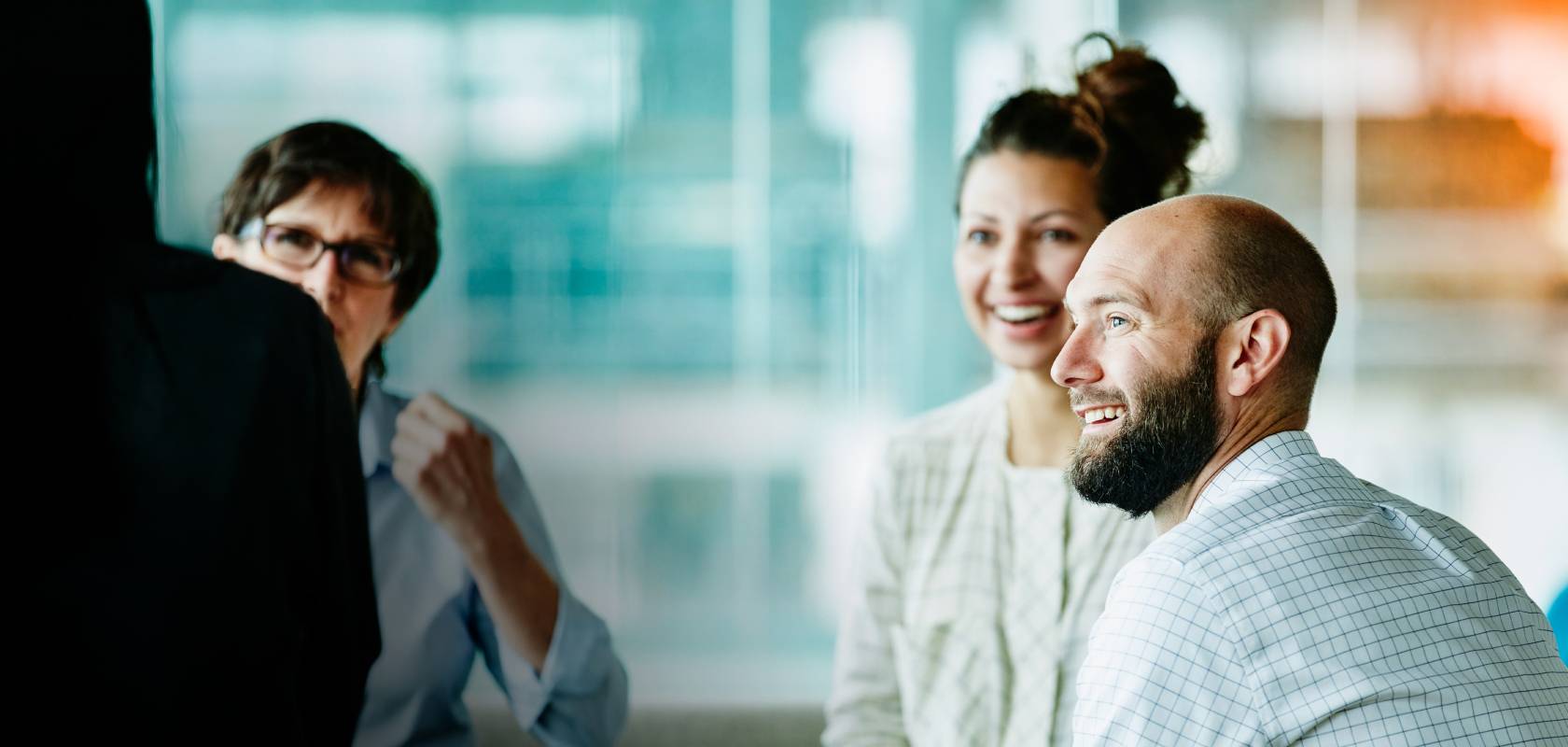 Partner eine gruppe von menschen steht zusammen und lacht