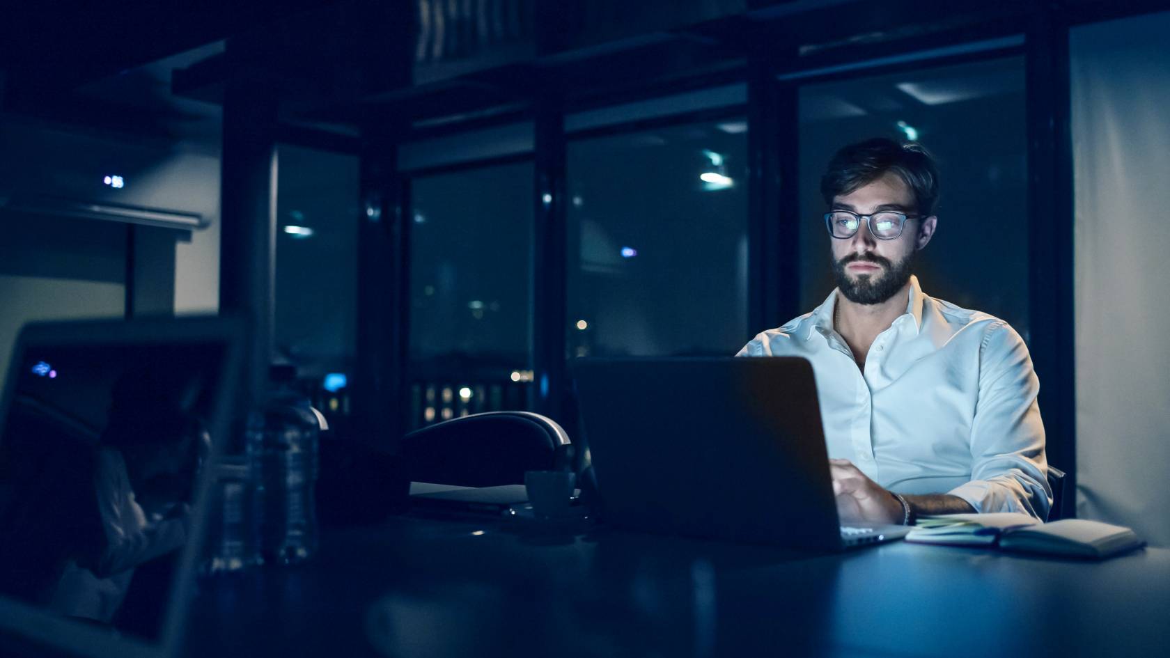 Wissen und Inspiration Webinare Mann sitzt mit einem weißen Hemd vor einem Laptop